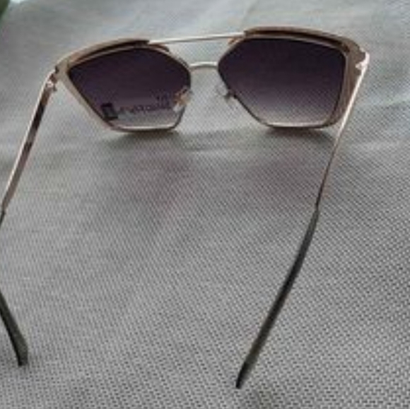 Beige ‘Leon’ sunglasses from Foster Grant Finished with snakeskin. - Picture 6 of 9